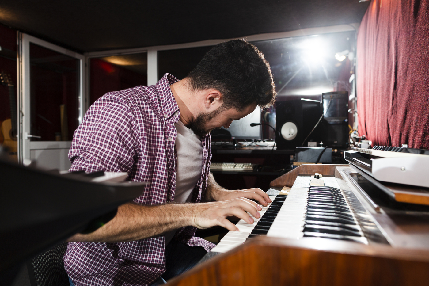 hombre tocando el piano